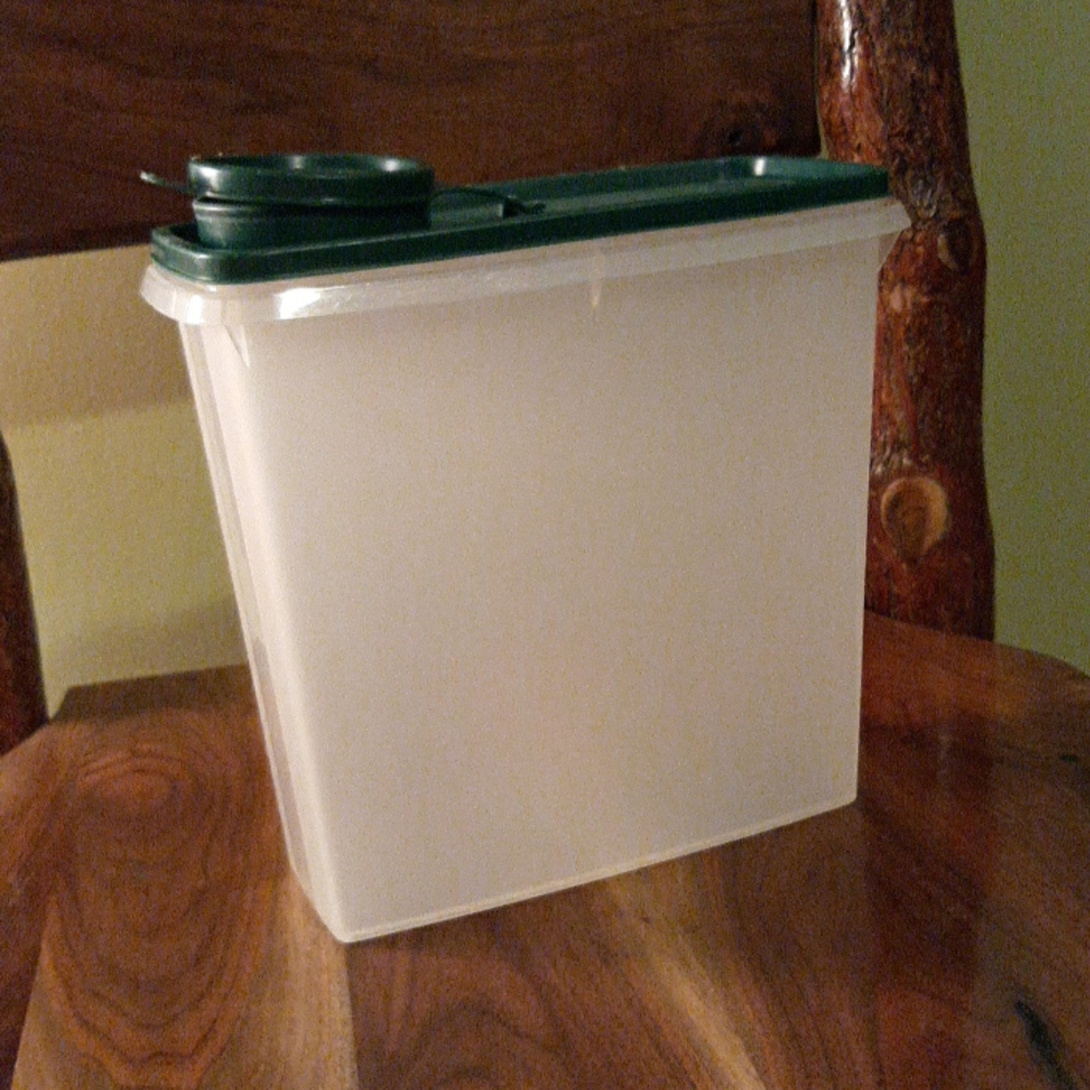 Tupperware cereal  container - Picture 2 of 9